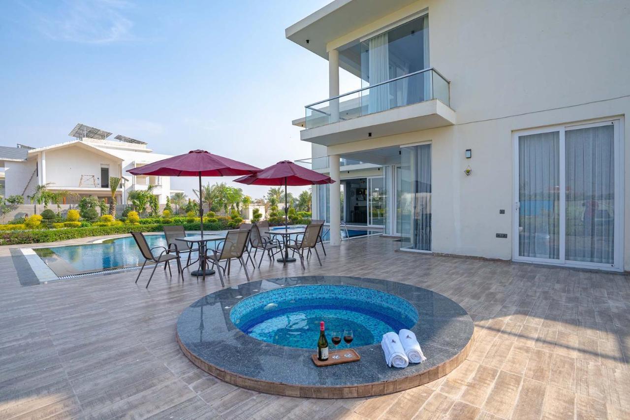 Stayvista At Le Blanc Escape W Outdoor Pool Sohna Buitenkant foto