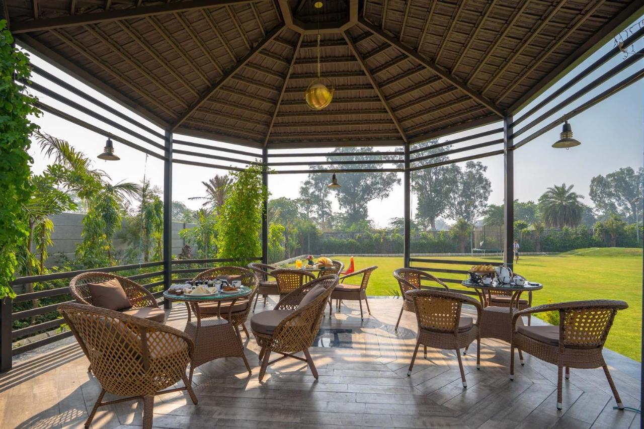 Stayvista At Le Blanc Escape W Outdoor Pool Sohna Buitenkant foto