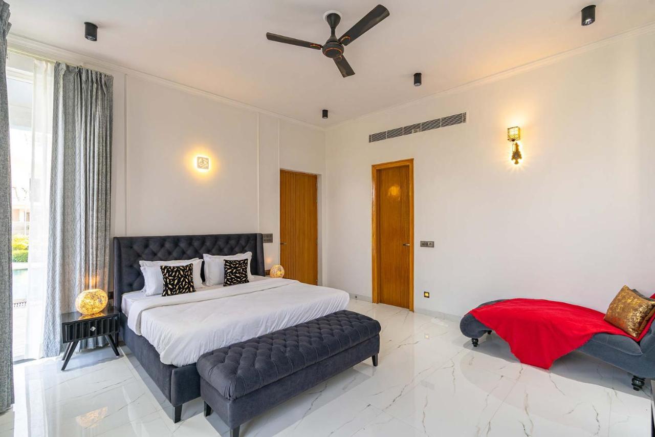 Stayvista At Le Blanc Escape W Outdoor Pool Sohna Buitenkant foto