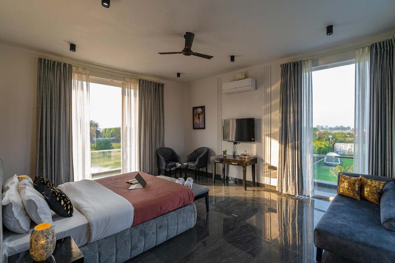 Stayvista At Le Blanc Escape W Outdoor Pool Sohna Buitenkant foto