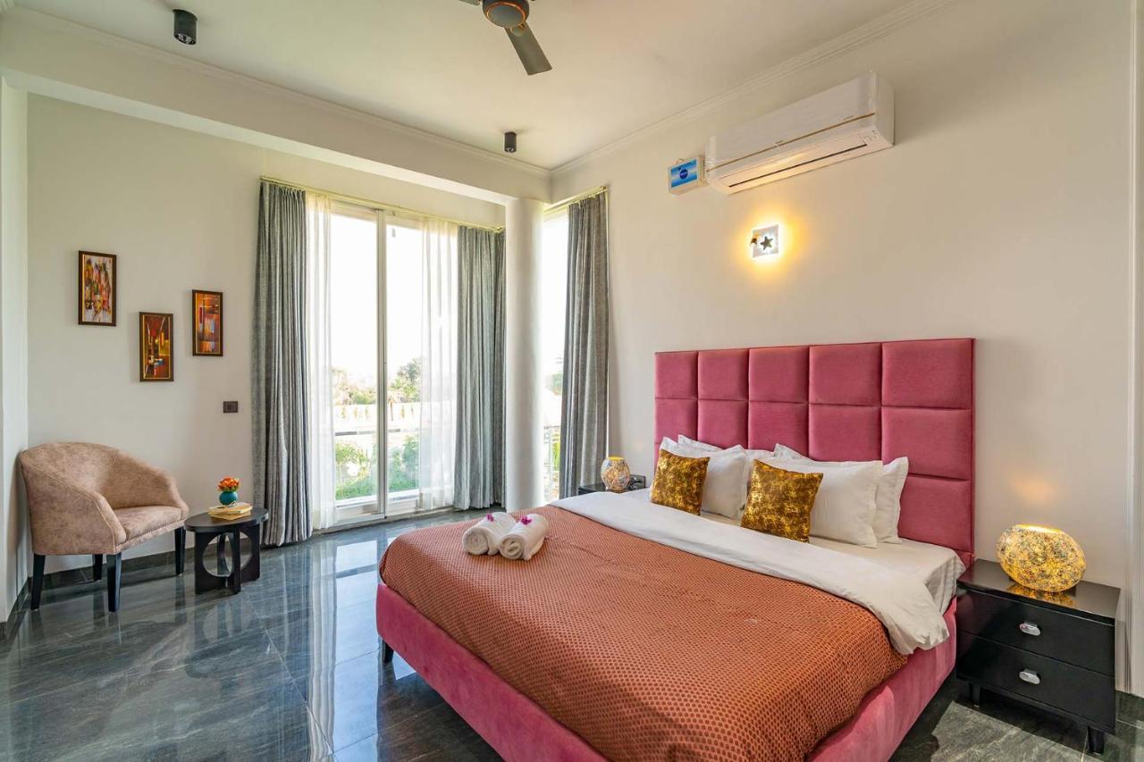 Stayvista At Le Blanc Escape W Outdoor Pool Sohna Buitenkant foto