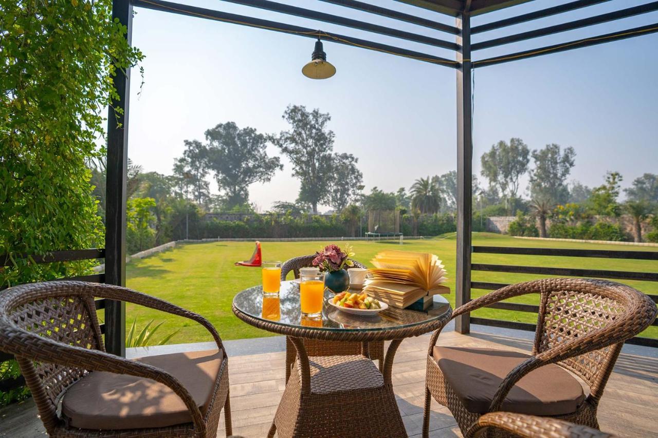 Stayvista At Le Blanc Escape W Outdoor Pool Sohna Buitenkant foto