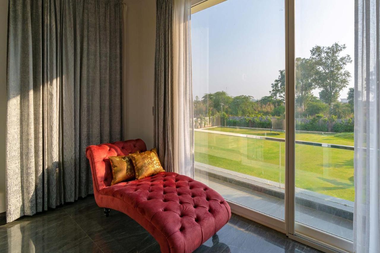 Stayvista At Le Blanc Escape W Outdoor Pool Sohna Buitenkant foto