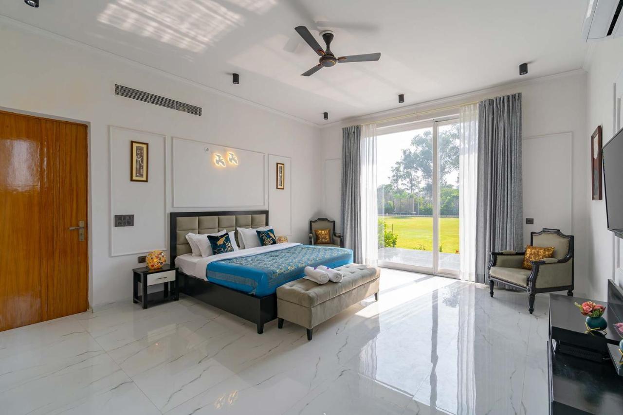 Stayvista At Le Blanc Escape W Outdoor Pool Sohna Buitenkant foto