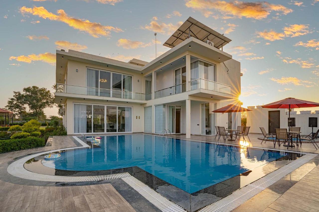 Stayvista At Le Blanc Escape W Outdoor Pool Sohna Buitenkant foto