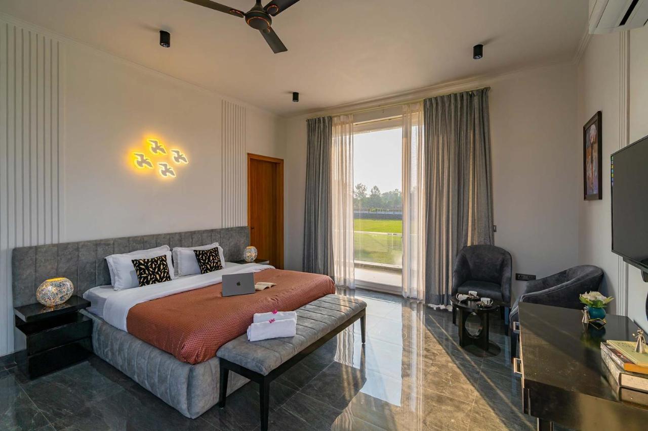 Stayvista At Le Blanc Escape W Outdoor Pool Sohna Buitenkant foto