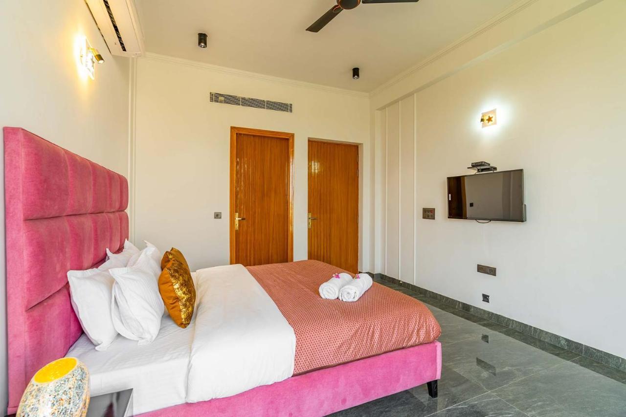 Stayvista At Le Blanc Escape W Outdoor Pool Sohna Buitenkant foto